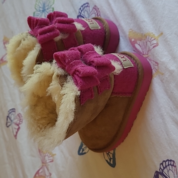 Baby girl size 6 Ugg Boots - Picture 1 of 6